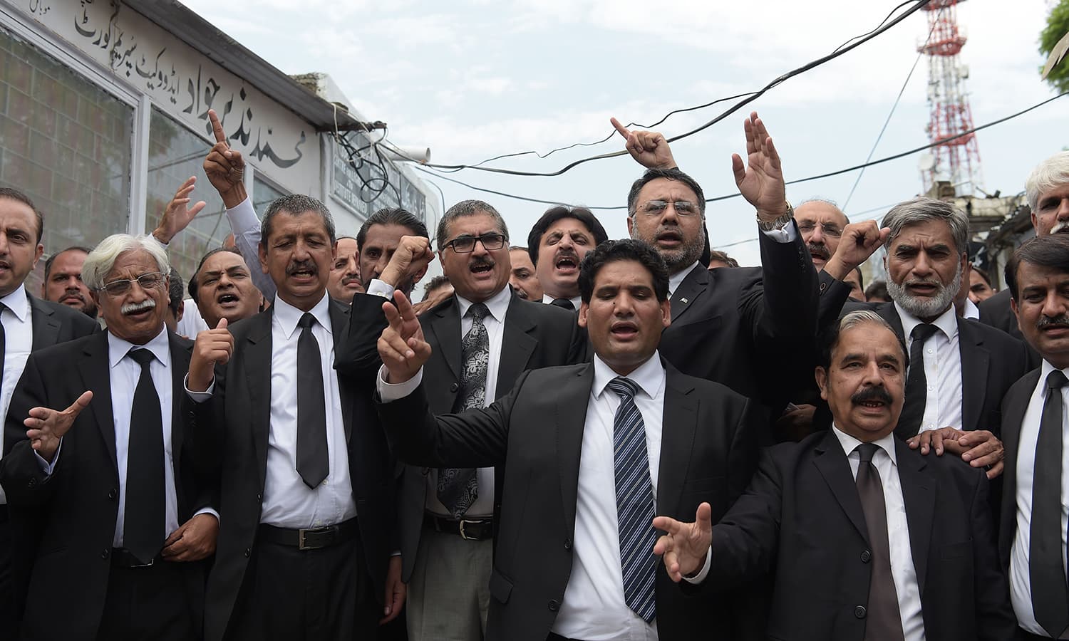 وکلاء نے احتجاج کے دوران ذمہ داروں کے خلاف کارروائی کا مطالبہ کیا جبکہ دہشت گردی کے خاتمے پر بھی زور دیا گیا — فوٹو/ اے ایف پی