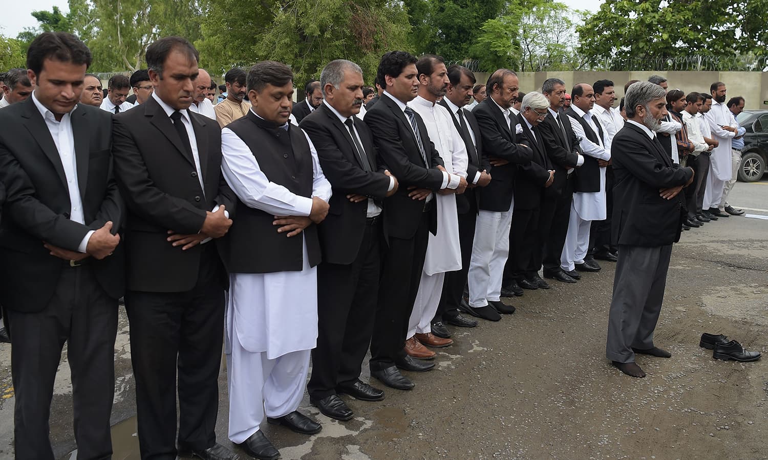 دھماکے میں ہلاک ہونے والے افراد کی غائبانہ نماز جنازہ بھی ادا کی گئی — فوٹو/ اے ایف پی