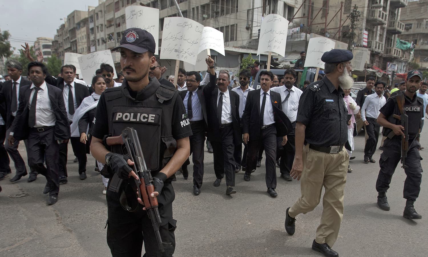 وکلاء کے احتتجاجی مظاہروں میں سیکیورٹی کے سخت انتظامات کیے گئے — فوٹو/ اے پی