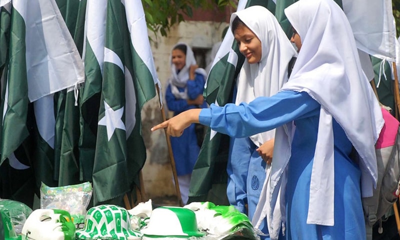 اسلام آباد: طالبات جشن آزادی کے حوالے سے فروخت ہونے والی اشیاء کو دلچسپی سے دیکھ رہی ہیں—فوٹو/ آن لائن