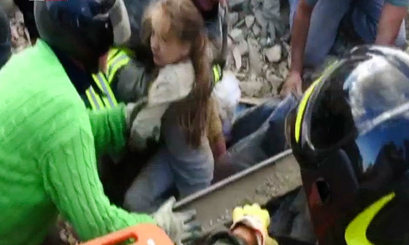 اٹلی: امدادی کارکن 10 سالہ بچی کو زندہ نکالنے میں کامیاب رہے جو 17 گھنٹوں سے ملبے تلے دبی ہوئی تھی—فوٹو/ اے پی