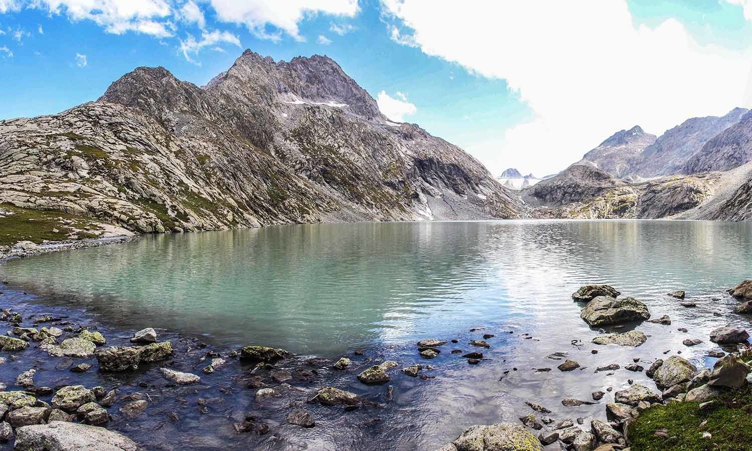Reaching Godar lake requires mental strength and endurance because the trail is dangerous and quite long.