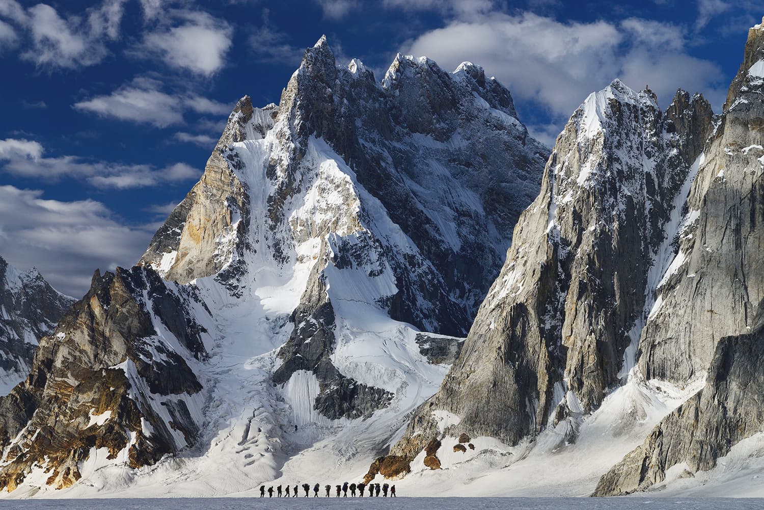 An Australian expedition lead by porters is moving towards snowlake while crossing Sosbun Brakk (6413m). ─ Photo by author