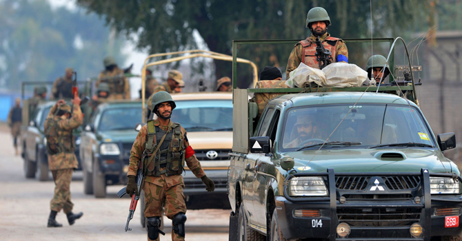 اتوار کی صبح پاک فوج کے جوان پشاور میں باچا خان انٹرنیشنل ایئرپورٹ کے قریب موجود ہیں۔ واضح رہے رات کو دہشگردی کی کارروائی میں ملوث مزید پانچ دہشتگردوں کی پولیس سے چھڑپیں ہوئی ہیں۔ فائل تصویر اے ایف پی