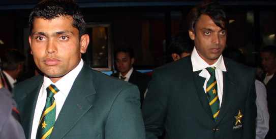 Early Friday, Pakistan's World Cup squad left for Dhaka, where they will play two warm-up matches before heading to Sri Lanka for their Droup A games. —Photo by AFP