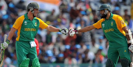 AB De Villiers (134) and Hashim Amla (113) shared a 100-run partnership. —Photo by AFP