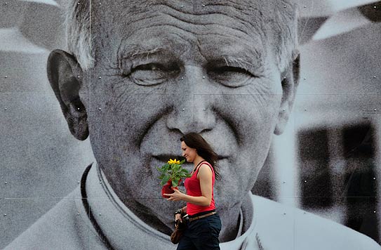 Pope-John-Paul-II-AP-543