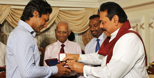 The Sri Lankan president awarded gold coins and cufflinks to the cricketers. —Photo by AFP