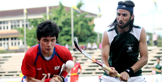 Pakistan's Shakeel Abbasi vies for the ball in the match against South Korea. —Photo courtesy Azlan Shah Cup