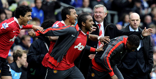 Celebratory rush – Manchester United launch celebrations at full time whistle whistle.  —Photo by Reuters