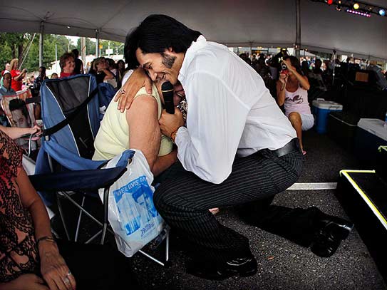 Elvis-Candlelight-Vigil-AP-543