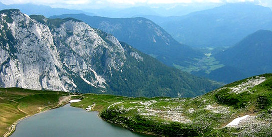 The couple were taking a photo on top of the 2,192-metre Hinteren Goinger Halt peak in the Austrian state of Tyrol. —Creative Commons photo