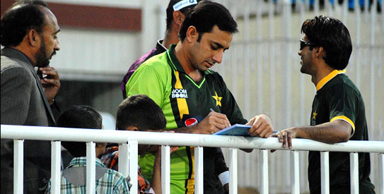 At the domestic Super Eight Twenty20 tournament in Rawalpindi, fans get a chance to get up close with their idols like Saeed Ajmal, Umar Gul, Umar Akmal and Shoaib Malik. – Photo by Online