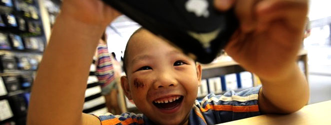 Apple products are hugely popular in China, but are priced beyond the reach of many Chinese. – File photo by Reuters China iphone ipad Apple