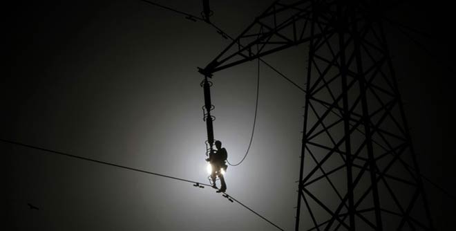 karachi-electricity-technician-reuters.660