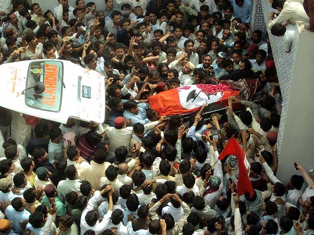 Thousands attend funeral: Basheer Qureshi buried