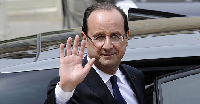 France's president Francois Hollande leaves the Elysee presidential Palace in Paris, after he being officially invested as France's president on May 15, 2012, during the formal investiture ceremony.  AFP PHOTO / LIONEL BONAVENTURE
