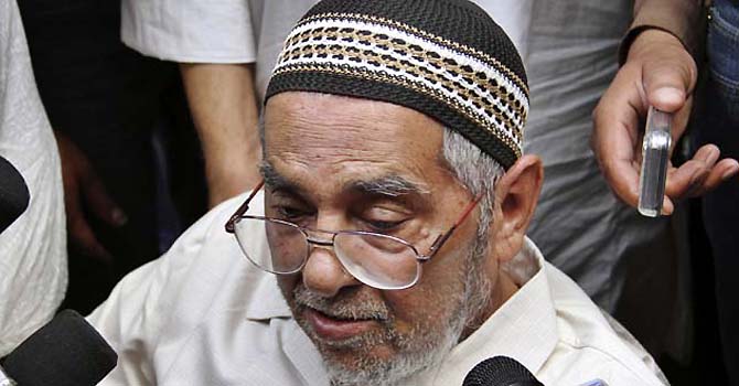 Pakistani scientist Mohammad Khalil Chisti talks to the media afterhis release from Ajmer jail, in Ajmer, India, Wednesday, April 11, 2012. Chisti, who was serving a life sentence in connection with a 1992 murder case, was granted bail by the Supreme Court Monday on humanita rian grounds, according to local news reports. (AP Photo/Deepak Sharma)