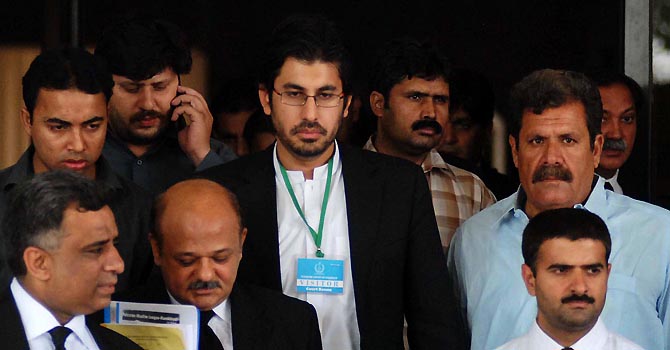 Px06-032 ISLAMABAD: Jun06 ? Son of Chief Justice of Pakistan Iftikhar Muhammad Chaudhry, Arslan Iftikhar returns after a hearing outside Supreme Court of Pakistan. ONLINE PHOTO by Waseem Khan