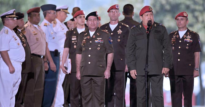 Handout photo released by the Venezuelan Presidency of Venezuelan President Hugo Chavez (2-R) speaking next to Venezuelan Defense Minister Henry Rangel Silva (C) during a visit to the Ministry of Defense in Caracas on June 13, 2012.  AFP   PHOTO/PRESIDENCIA