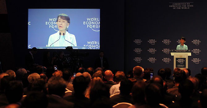 Delegates listen Myanmar democracy icon Aung San Suu Kyi speaks during the 21st World Economic Forum on East Asia in bangkok on June 1, 2012.  Suu Kyi urged Myanmar's government to carry out urgent judicial reform to cement recent political progress and foster clean investment in the country.     AFP PHOTO / PORNCHAI KITTIWONGSAKUL