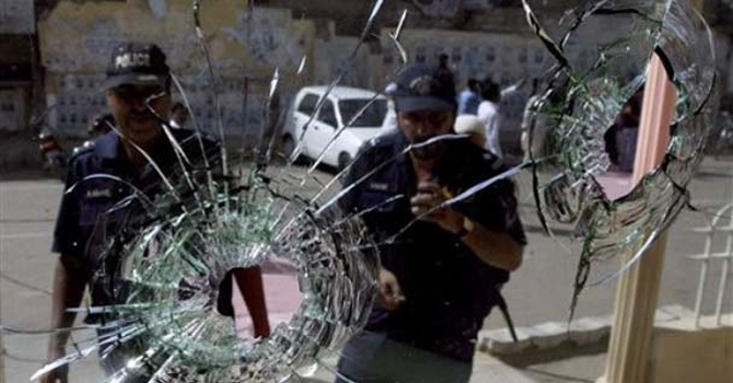 Police_karachi_windscreen_bulletholes_670