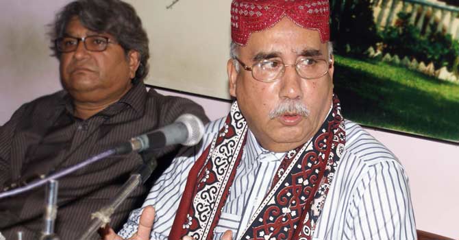 Veteran music composer Wajahat Attray speaks at the Hyderabad Press Club. – Photo by author for Dawn.com