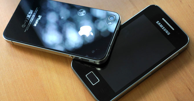 A picture shows a Samsung phone (R) and an Apple Iphone 4. Apple won more than $1 billion in a massive US court victory over Samsung on August 24, 2012 in one of the biggest patent cases in decades – a verdict that could have huge market repercussions. — Photo by AFP