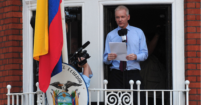 Wikileaks founder Julian Assange addresses on August 19, 2012 the press and his supporters from the balcony of the Ecuadorian Embassy in London. Assange, who was making his first public statement since being granted political asylum by Ecuador on August 16, praised the "courage" shown by the Latin American nation's President Rafael Correa in giving him asylum, a move which has angered Britain which has said it will continue to seek his extradition to Sweden.   AFP PHOTO /CARL COURT