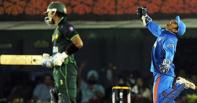 dhoni-hafeez-pak-ind-afp-670