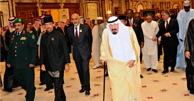 OIC-leaders-summit-670 Saudi Arabia's King Abdullah (R) walk with Brunei's Sultan Hassanal Bolkiah (2nd L) at the end of the Organisation of Islamic Conference (OIC) summit in Mecca August 15, 2012. REUTERS
