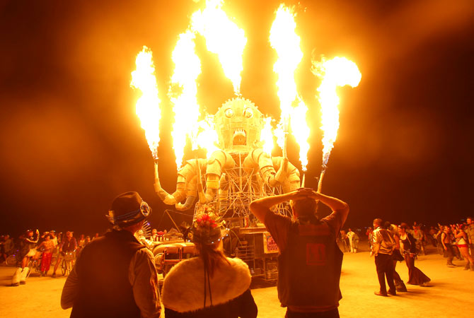 Participants watch the flames from El Pulpo Mecanico.