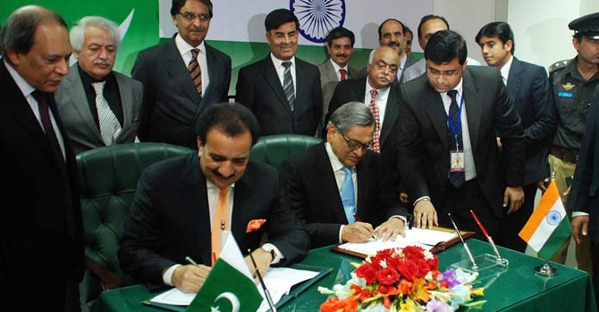 Pakistan's Interior Minister Rehman Malik (L) and India's Foreign Minister S. M. Krishna (R) sign on the new visa regime for both countries. – Photo by Online