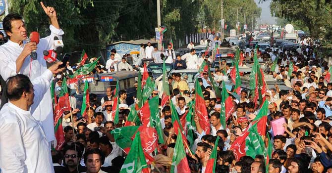 Imran Khan addresses the "Peace March" convoy on its stopover in Mianwali – Photo by Reuters