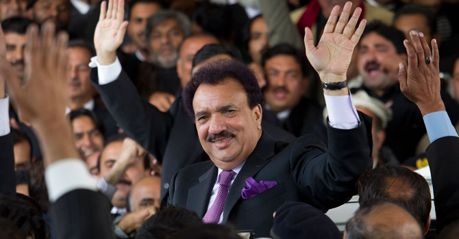 rehman-malik-1-AP-670