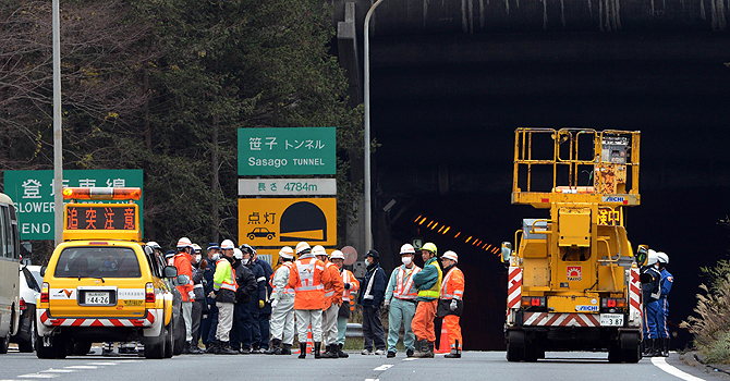 Japan police sight several charred bodies in tunnel Japan police sight several charred bodies in tunnel