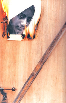 Behind closed doors. – Photo by Arif Mahmood / White Star (The photo is a re-enactment using actors) 