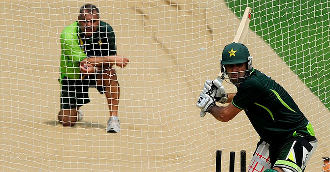 dav whatmore, whatmore, pakistan south africa test series, pakistan's tour of south africa, pakistan south africa series, pakistan south africa odis, moin khan, moin khan whatmore, pakistan cricket, dawn cricket, pakistan south africa coverage