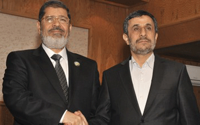 Morsi and Ahmedinejad come together for talks in Egypt. — Photo by Reuters