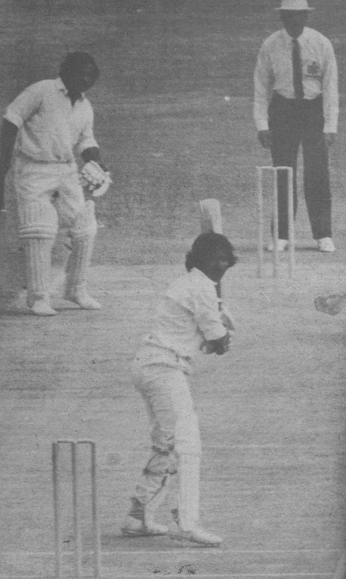 Another one bites the dust: Javed Miandad goes for 10 watched by skipper Mushtaq as Pakistan collapse in the second Test.