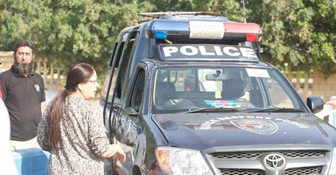An angry lady arguing with the police.