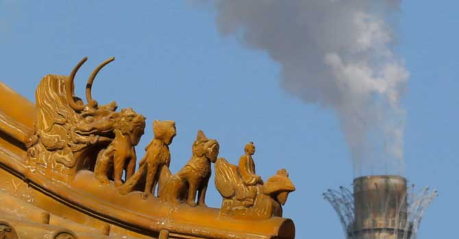Smog rises from a chimney next a Chinese traditional gate in Beijing February 19, 2013. China's drive to fuel more vehicles with cleaner-burning natural gas could reduce oil demand by nearly a tenth - equivalent to Turkey's total oil consumption - and may help ease its cities' toxic smog problem, too. Picture taken February 19, 2013. REUTERS/Kim Kyung-Hoon (CHINA - Tags: ENERGY TRANSPORT ENVIRONMENT)