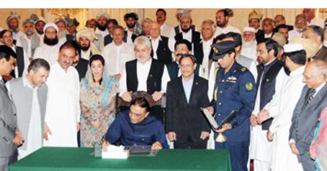 President Asif Ali Zardari signing Amendments in FCR (2011) and Extension of the Political Parties Order 2002 to the tribal areas in presence of tribal leaders, FATA parliamentarians, representatives of political parties and NGOs at the Presidency in Islamabad on Friday. – File Photo by APP