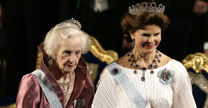 Swedish Queen Silvia (C) and Princess Lilian (L) during the Nobel Prize Awards ceremony in Stockholm, in 2006. —Photo by AFP