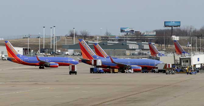 A Southwest Airlines jet lands at the Lambert - St. Louis International Airport, in St. Louis, Missouri, March 4, 2013. Southwest Airlines Co said it expects unit revenue to increase in the low-single-digit percentage range for both the month of February and the first quarter.   REUTERS
