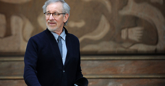 US film director Steven Spielberg leaves the office of Indian industrialist Anil Ambani in Mumbai on March 11, 2013. Spielberg, who has directed more than 50 films in his five-decade career, is currently in the country and will be meeting with Indian Bollywood film personalities later tonight, a report said. AFP PHOTO/PUNIT PARANJPE