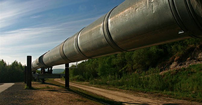 Existing pipelines were designed to funnel Canadian oil in one direction - south to its neighbor. That means lucrative new markets such as China and India are out of reach. —Photo (File) Reuters