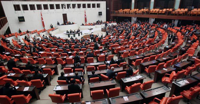 Turkish ruling party lawmakers attend parliament during a debate on Turkey-Syria relations, in Ankara, on October 4, 2012. —AFP Photo