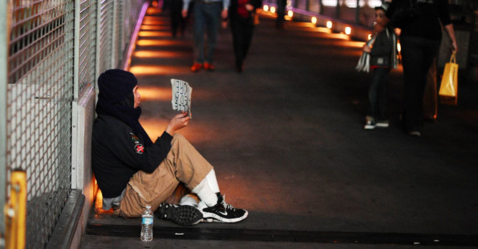 (FILES)A man asks for money on a foot-over-bridge along the Las Vegas Strip in Las Vegas, Nevada in this on November 13, 2011file photo. New claims for US unemployment benefits unexpectedly leaped in late March to their highest level since November, government data released April 4, 2013showed. Initial jobless claims, an indicator of the pace of layoffs in the US economy, totaled 385,000 in the week ending March 30, up 28,000 from the prior week's unrevised reading of 357,000, the Labor Department reported. The four-week moving claims average rose by 11,250 to 354,250. AFP Photo/Jewel Samad