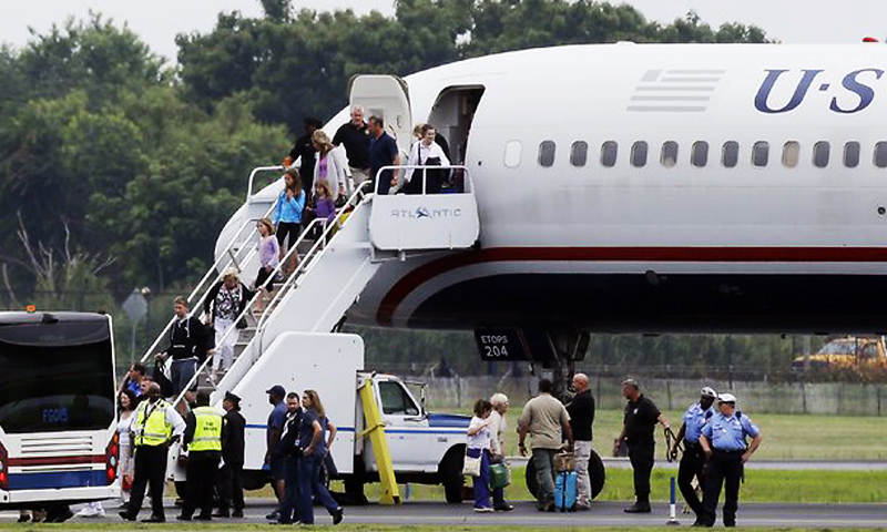 ہوائی جہازوں میں 'شُو بموں' سے حملوں کا خطرہ